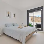 Beautiful New 2bdr *